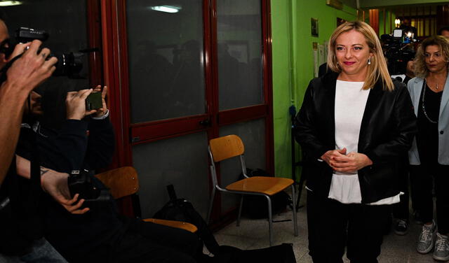 La líder del partido italiano de extrema derecha Giorgia Meloni llega para emitir su voto en un colegio electoral en Roma el 25 de septiembre de 2022. Foto: AFP