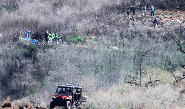 Rescatistas recuperan tres cuerpos del accidente de Kobe Bryant.
