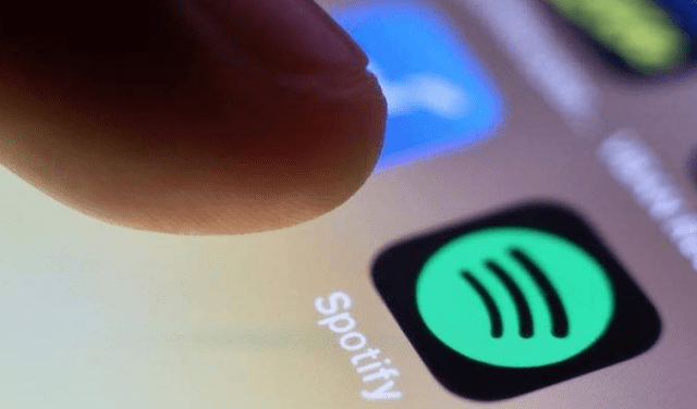 Spotify es una de las plataformas donde se puede encontrar y escuchar podcasts sobre diferentes temas. Foto: EFE