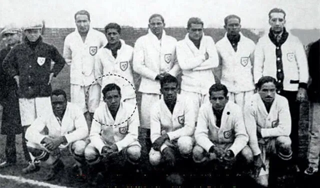 Julio Lores Colán (en el círculo) como parte de la selección peruana que jugó el Mundial de 1930. Foto: @Pronosti_Gol/Twitter