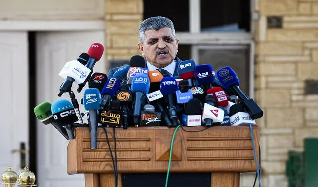 Osama Rabie durante la multitudinaria rueda de prensa sobre la crisis del canal de Suez. Foto: AFP