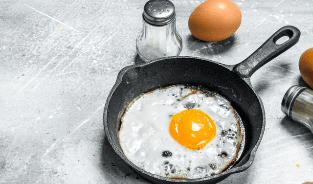 Echar una pizca de harina cuando vas a freír un huevo evitar que te salpique el aceite