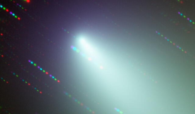 Imagen del cometa SW3 fragmentado viajando por el espacio en 2006. Las luces de colores son las estrellas a lo lejos. Foto: ESO