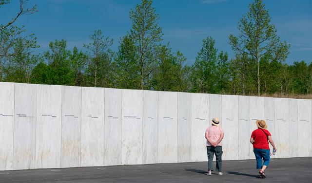 Un muro de mármol con los nombres de las víctimas del vuelo 93 se yergue cerca de Shanksville, Pensilvania. Foto: AFP