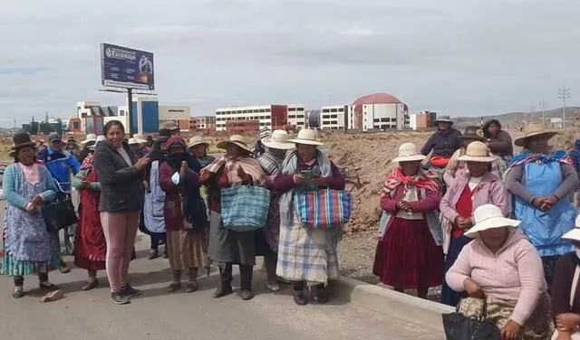 Protestantes cierran ingreso sur a la ciudad de Juliaca. Foto: La República