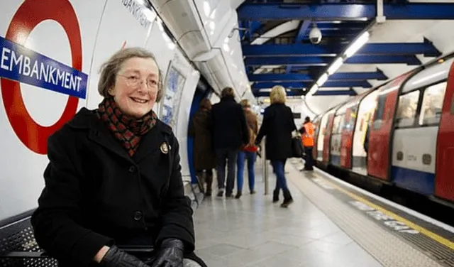 Margaret McCollum en la estación de Metro de Londres, Embankment. Foto: Twitter/Eliistender10