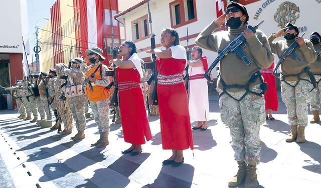 Puno. Militares hicieron honores al Perú. Foto: La República