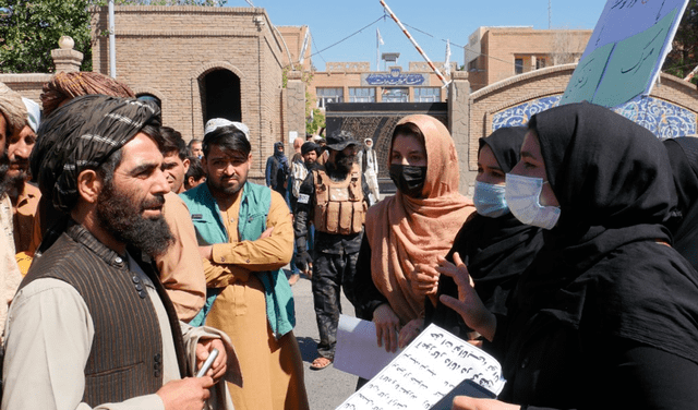 “Es nuestro deber tener educación, trabajo y seguridad”, corearon al unísono las mujeres afganas. Foto: Tolo News