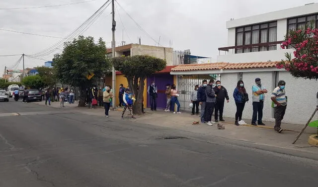 Los usuarios se quejaron por la habilitación de un solo punto para recoger el ave. Foto: Urpi/Wilder Pari