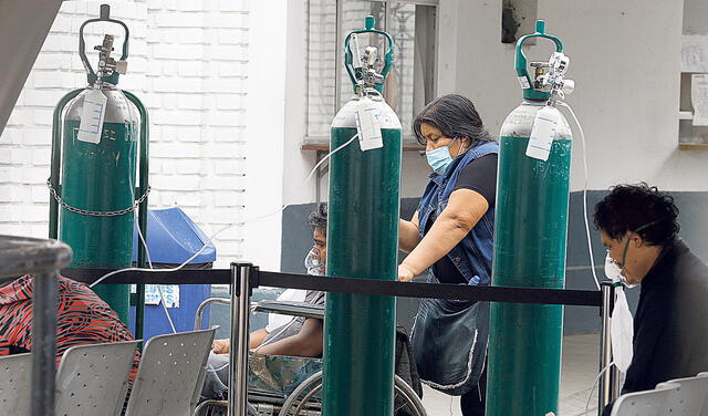 Deficiencias. Pacientes en cola en busca de una cama UCI en el hospital Hipólito Unanue. Foto: Félix Contreras/La Republica