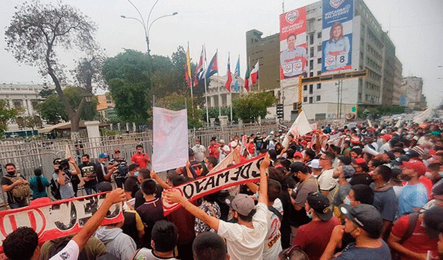 Hinchas de Universitario hacen banderazo y plantón contra Indecopi y Gremco