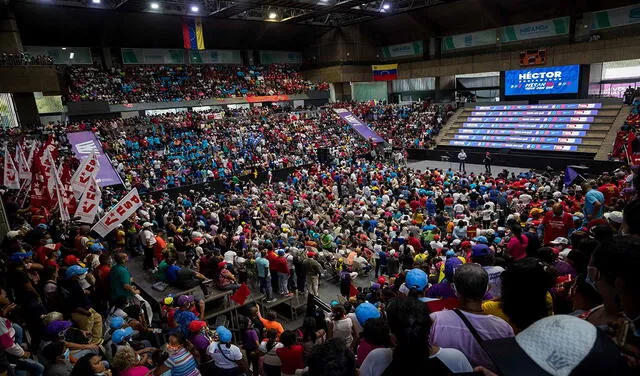 Un grupo de adeptos al régimen de Maduro se reunieron en Caracas el 28 de octubre, cuando inició la campaña para las elecciones regionales en Venezuela. Foto: EFE