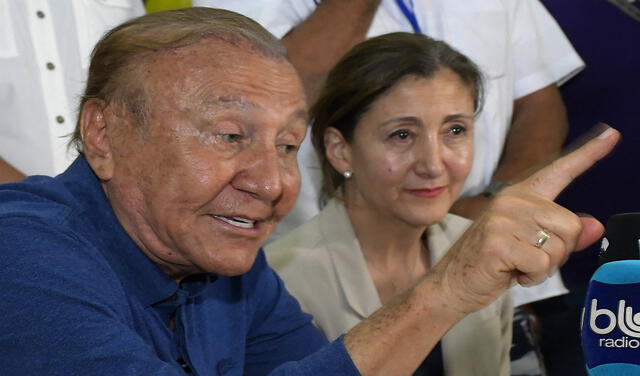 El candidato presidencial independiente colombiano Rodolfo Hernández (L) habla junto a la excandidata presidencial Ingrid Betancourt. Foto: AFP