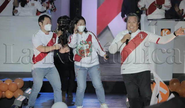 Keiko y Kenji Fujimori bailando junto a Jimmy Santi. Foto: John Reyes/La República