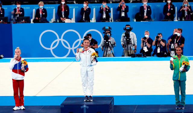 Sunisa Lee durante el momento de la premiación como la nueva campeona mundial de gimnasia. Foto: EFE