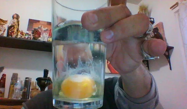 Revisa con atención el huevo al final de la limpia para entender su significado. Foto: don alex arrington santeria /YouTube