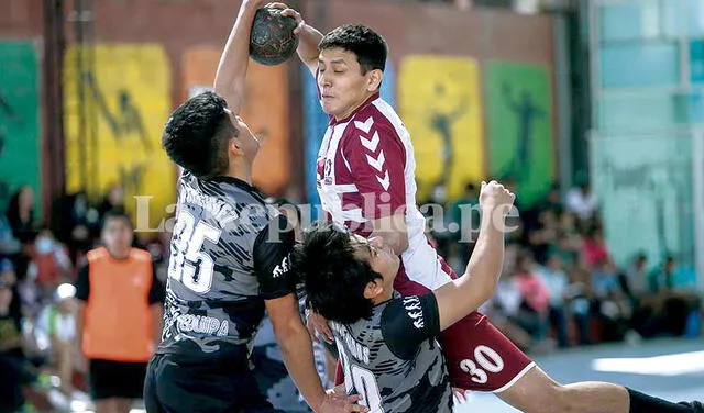 Fuerza. Handball es un deporte de alto contacto. Jugadores deben tener resistencia doblegar a sus oponentes. Foto: Rodrigo Talavera/La República