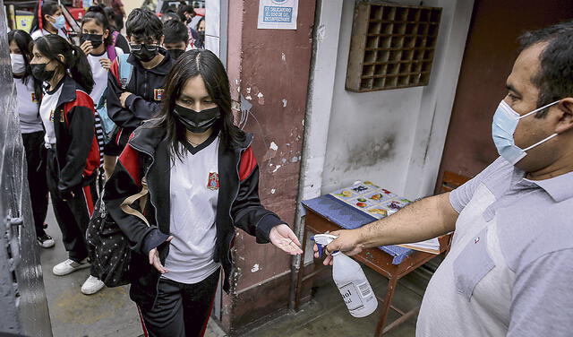 Medida sanitaria. El uso de mascarillas en colegios sirve para evitar contagios, para algunos. Para otros, estaría afectando el desarrollo de los escolares. Foto: John Reyes/La República