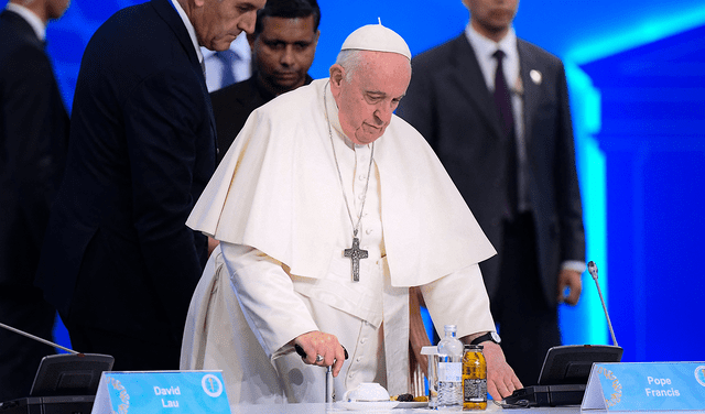El papa Francisco asiste a la conclusión del VII Congreso de Líderes de Religiones Mundiales y Tradicionales en el Palacio de la Paz y la Reconciliación.