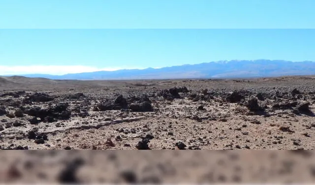 Bloques de vidrio oscuro esparcidos por el desierto de Atacama. Foto: P.H. Schultz / Brown University