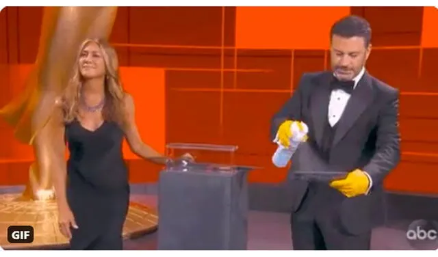 Emmy 2020. Jimmy Kimmel utilizó  fuego y alcohol para desinfectar el sobre con la ganadora a Mejor actriz en una serie de comedia. Crédito: captura TNT