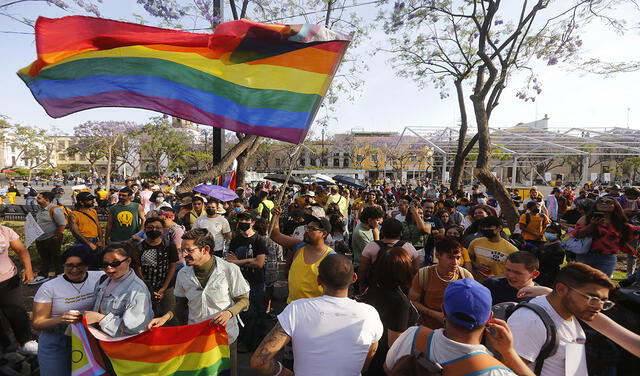 Integrantes de colectivos de la comunidad LGBT se manifestaron a las afueras del Congreso del Estado de Jalisco en la ciudad de Guadalajara (México). Foto: EFE