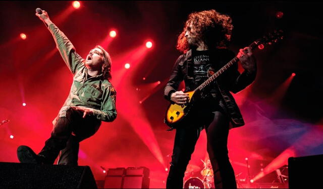 El vocalista Gerard Way y el guitarrista Ray Toro, durante el concierto de reencuentro de 2019, en el Shrine Auditorium de California. Foto: RockZone