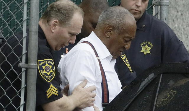 Bill Cosby siendo ingresado a prisión en 2018 tras sentencia de la corte.