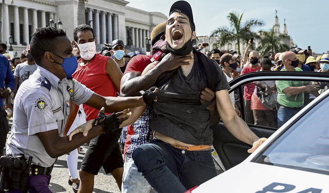Fuerza. Protestantes fueron detenidos frente al Capitolio. Foto: AFP