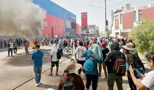 Tacna. Grupo de vándalos trató de saquear Plaza Vea. Foto: Liz Ferrer/URPI-LR