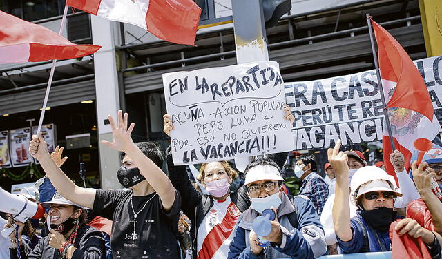 Los detractores del presidente también recorrieron las calles para hacer sentir su voz. Foto: John Reyes/La República