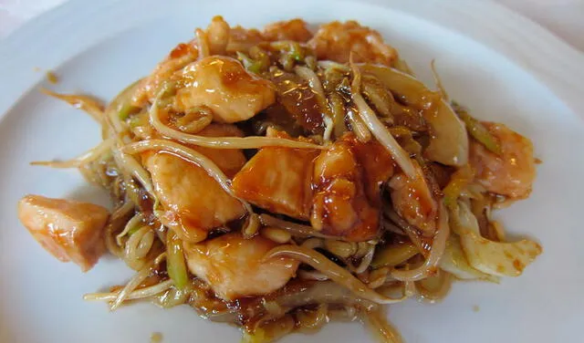 El chop suey se puede preparar con pollo y con otras variedades de carne. Foto: Flickr