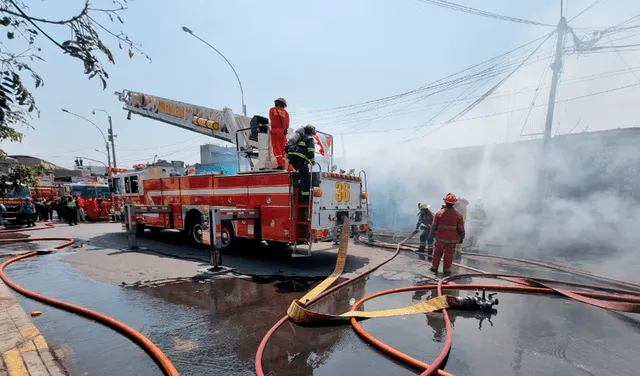 Incendio se tegistró en el cruce del jirón Junín con Miroquesada. Foto: La República