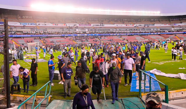 Los hinchas de ambos clubes protagonizaron una de las pelores batallas campales en la historia del fútbol. Foto: EFE