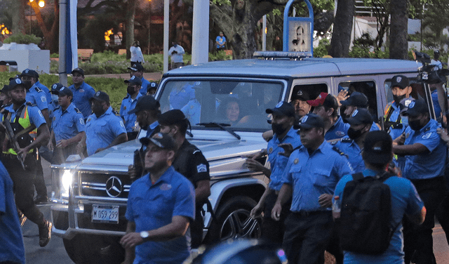 El presidente de Nicaragua, Daniel Ortega, saluda a los simpatizantes desde un vehículo rodeado de policías