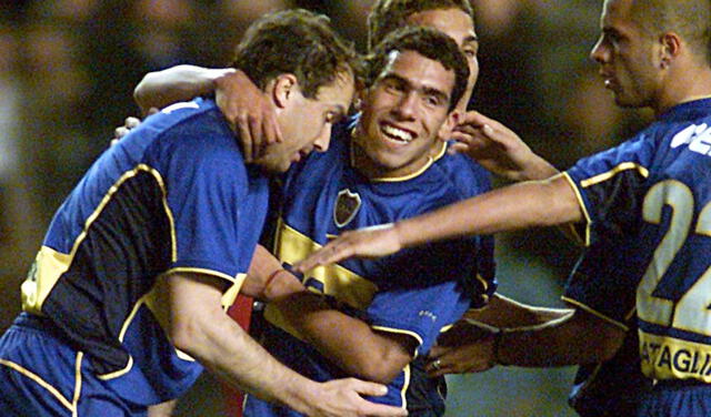 Abel Balbo celebra un gol de Carlos Tévez en la Libertadores. Foto: AFP