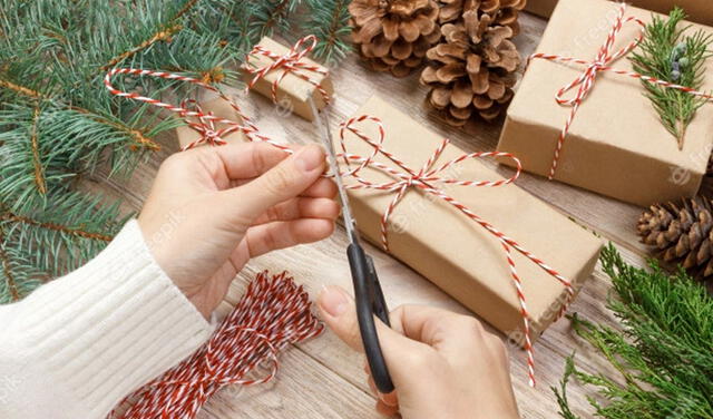 Puedes decorar el papel kraft con distintos motivos navideños. Foto: manualidadesytrucos