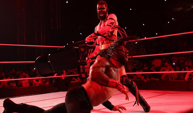 Finn Bálor atacó por sorpresa a Roman Reigns al final de WWE SmackDown. Foto: WWE