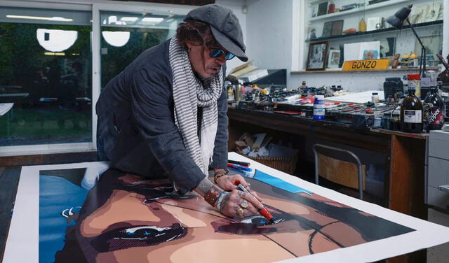 Johnny Depp pintando su autorretrato. Foto: Never Fear Truth