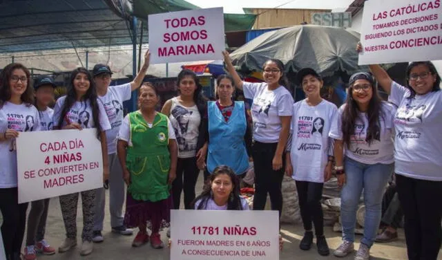 Católicas por el Derecho a Decidir difundiendo la campaña "Todas somos Mariana". Foto: Web CDD