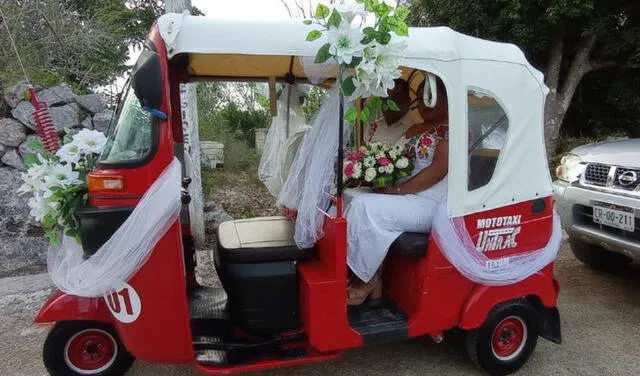 Recién casados transforman su mototaxi en una carroza para asistir a su boda. Foto: Facebook