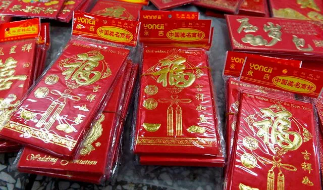 Regalar sobres rojos con dinero (hong bao) es una cábala muy difundida. Foto: AFP