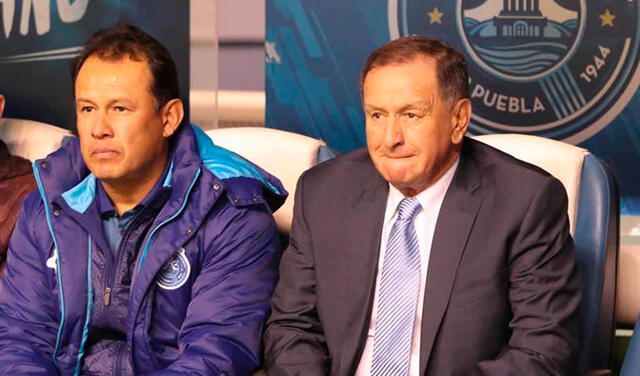 Juan Reynoso junto a Enrique Meza en el comando técnico del Puebla. Foto: Diario Cambio