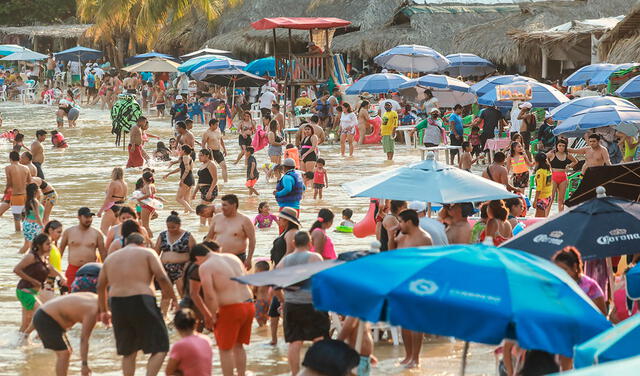 Bajo advertencia de tercera ola de coronavirus, mexicanos abarrotaron balneario de Acapulco el fin de semana pasado. Foto: EFE