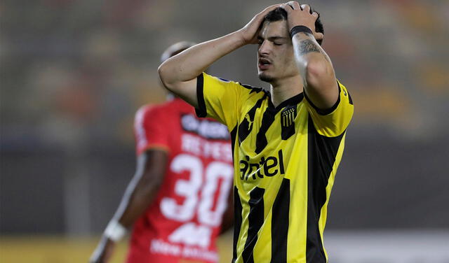 Huancayo terminó jugando con uno menos, pero Peñarol no pudo romper el cero. Foto: EFE