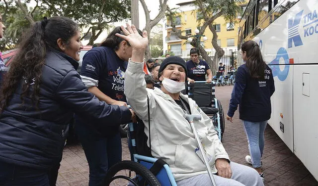 Este sábado 17, los ‘Voluntarios Telefónica’ armaron y entregaron sillas de ruedas a 30 niños y adultos con discapacidad motora.