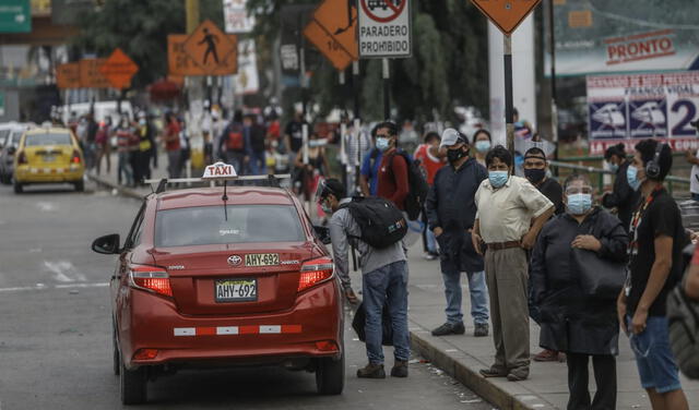 Personas optan por tomar taxi ante el paro. Foto: Aldair Mejía / La República Personas optan por tomar taxi ante el paro. Foto: Aldair Mejía / La República