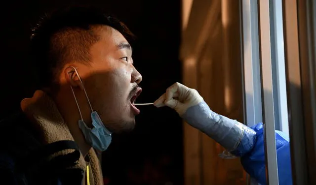 Un paciente japonés se realiza una prueba de detección de COVID-19. Foto: AFP