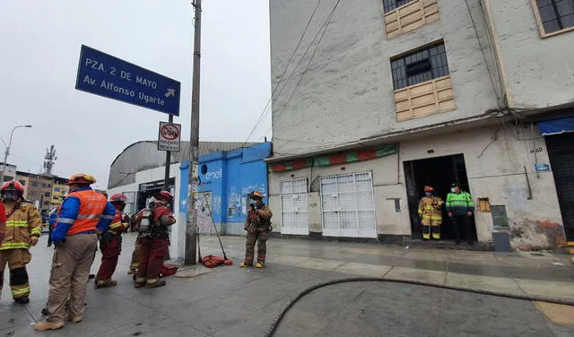 Los bomberos controlaron el incendio en el edificio. Foto: María Pía Ponce/ URPI-LR