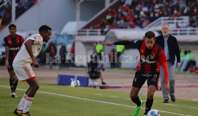 Martín Péres Guedes sigue  en deuda con su juego en medio campo. Foto: Rodrigo Talavera/La República